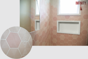 Banheiro com revestimento diferenciado, a peça é hexagonal e com relevo